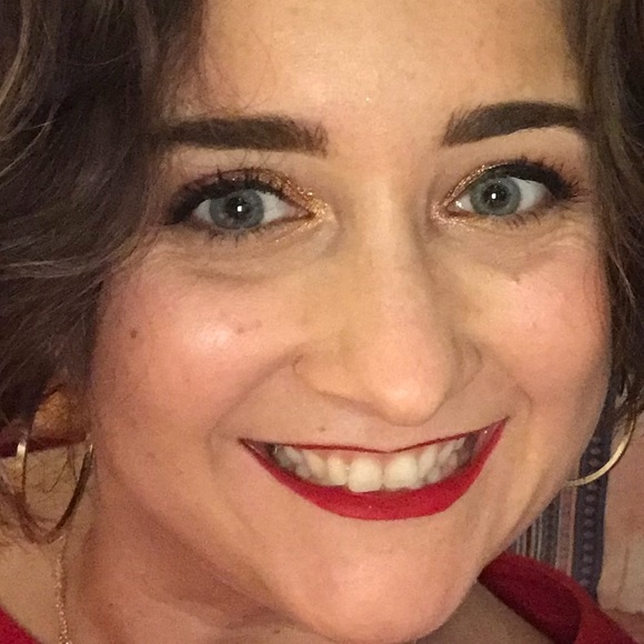 Meet your Posher, Danielle - Picture 2 of 3